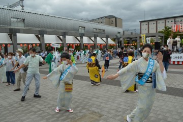 花柳流舞踊同好会・江州音頭同好会　夏は各地の盆踊り大会へ参加しています
