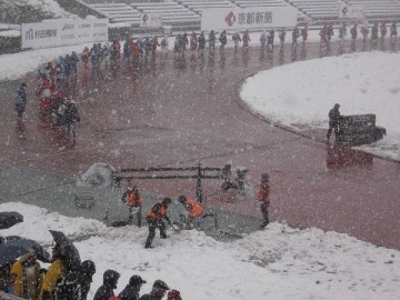 雪降る中、選手の入場行進が行われました