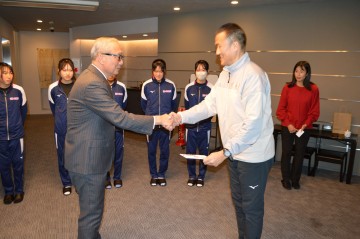 前日に石倉会長が選手団の皆さんへ激励に行きました